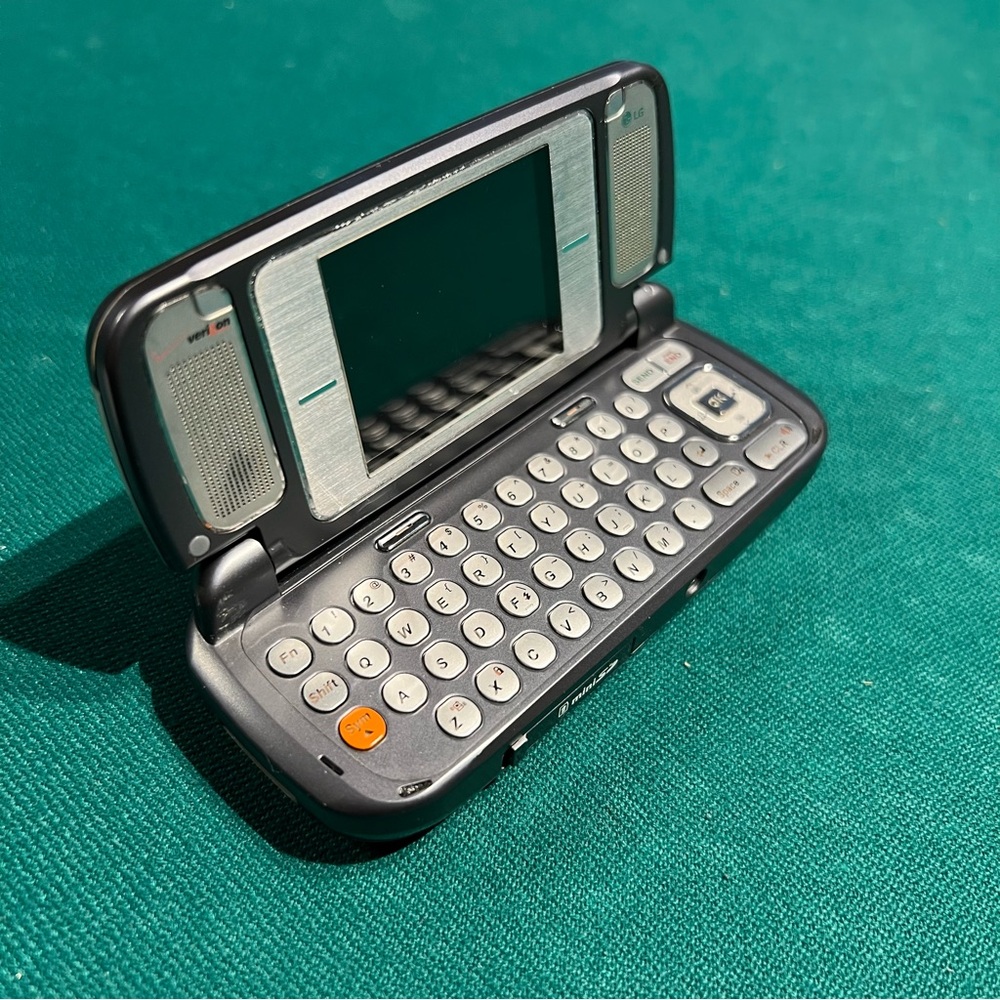 Verizon LG Bluetooth “Communicator” Digital Camera Flip Phone